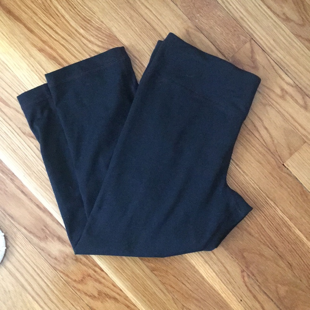 Black Capri Under Armour workout pants
